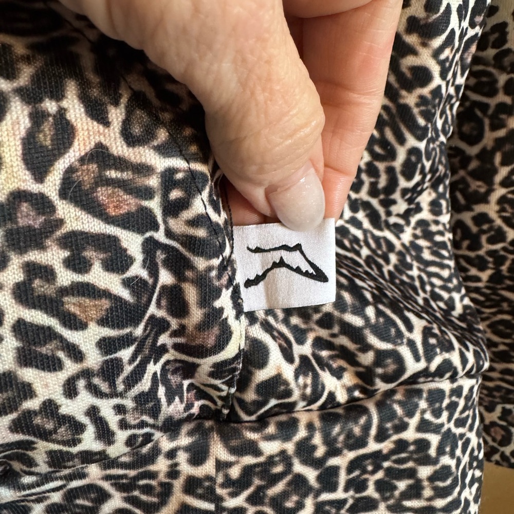 Chic Leopard Print Jacket - image 3